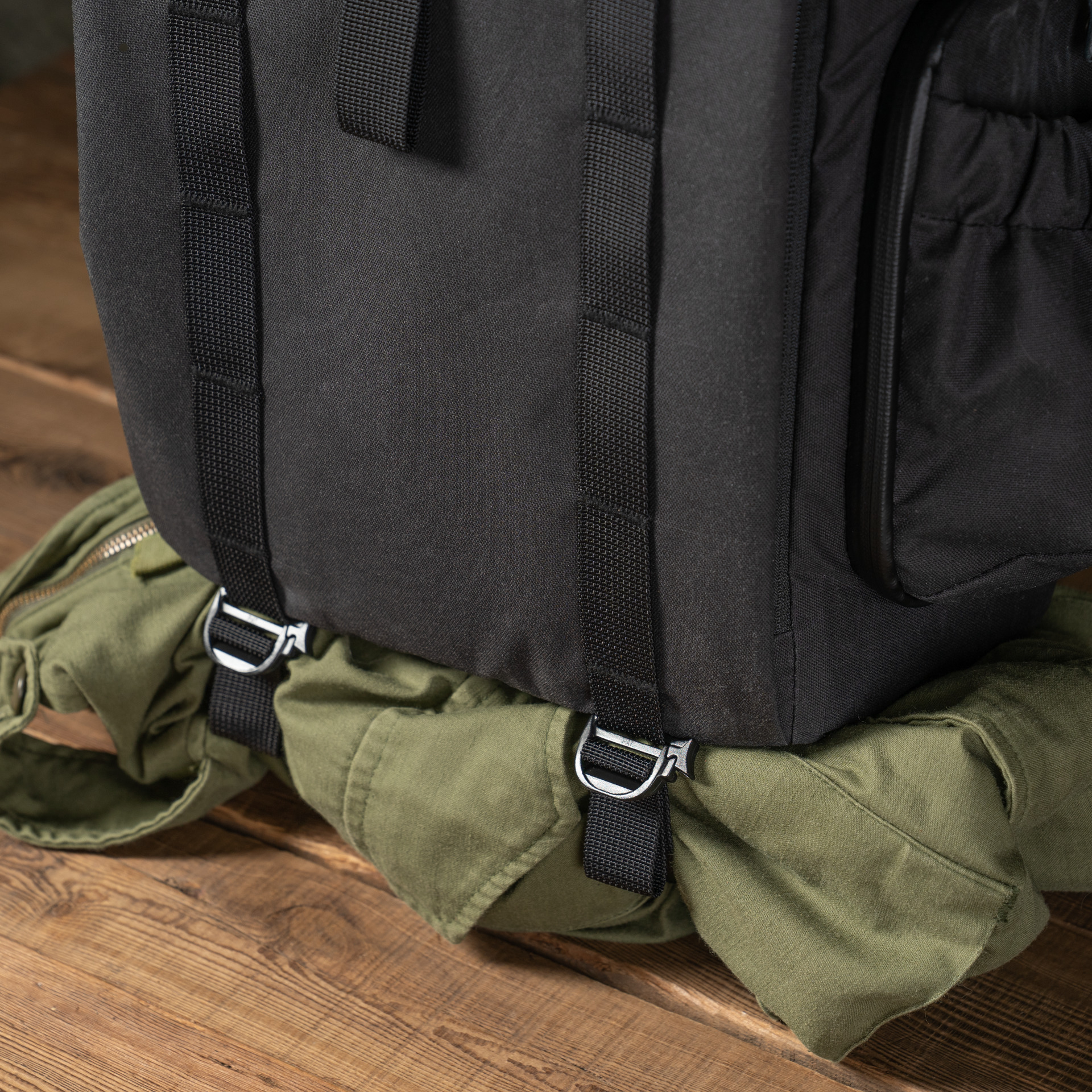 「NEW PILOT」旅行向けカメラバックパック 18L