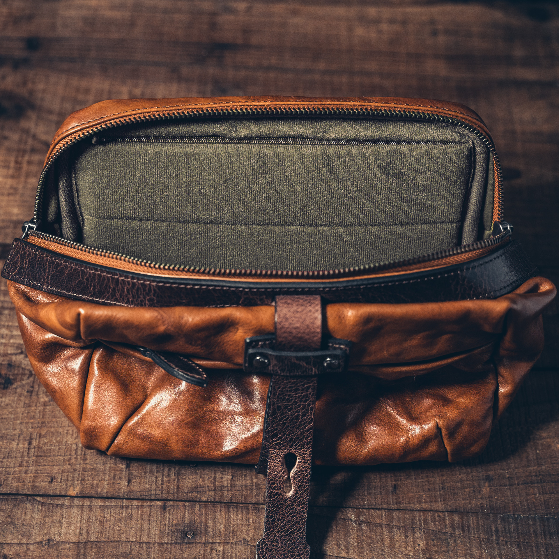 「MINI RIDER ミニライダー」フルレザースリングバッグ - カメラバッグ & 日常用バッグ & 本革腕時計ベルト & ビンテージ ...