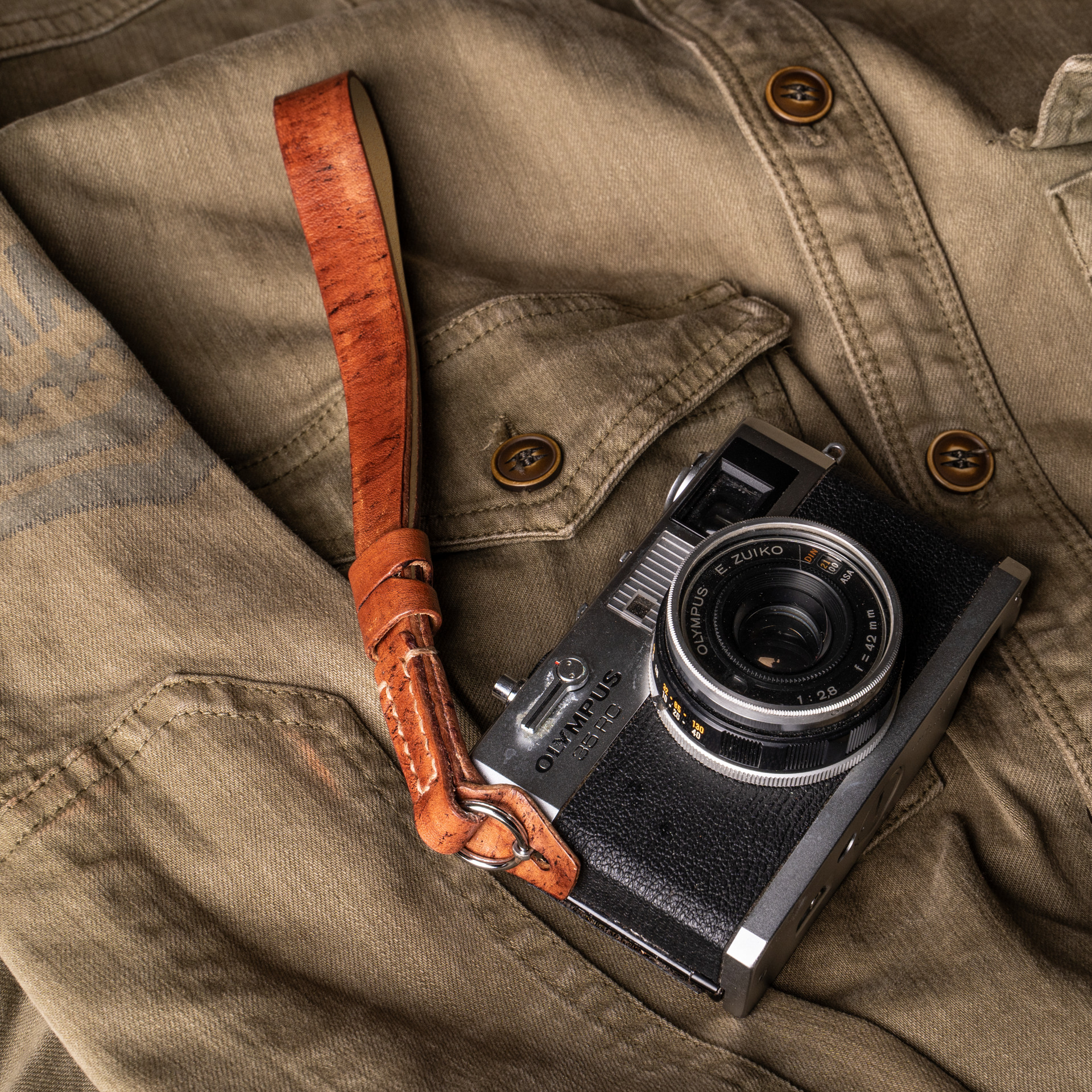 Hand Aged Leather Camera Wrist Strap 003 (Cura Split Ring)