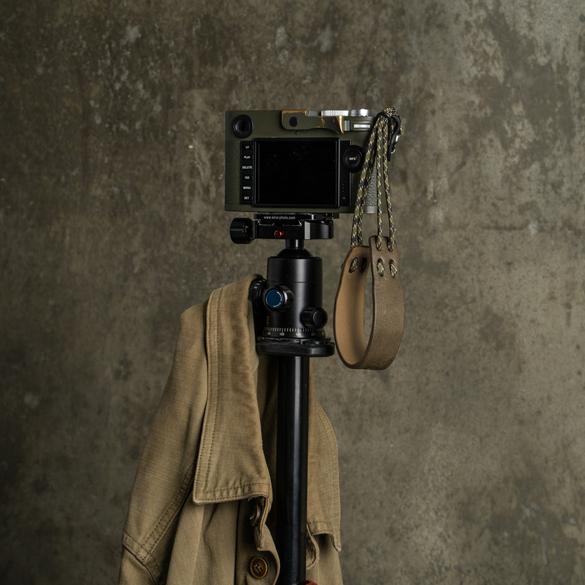 「Parashooter パラシューター」カメラ用ハンドストラップ 009（CURA 真鍮製2重リング）