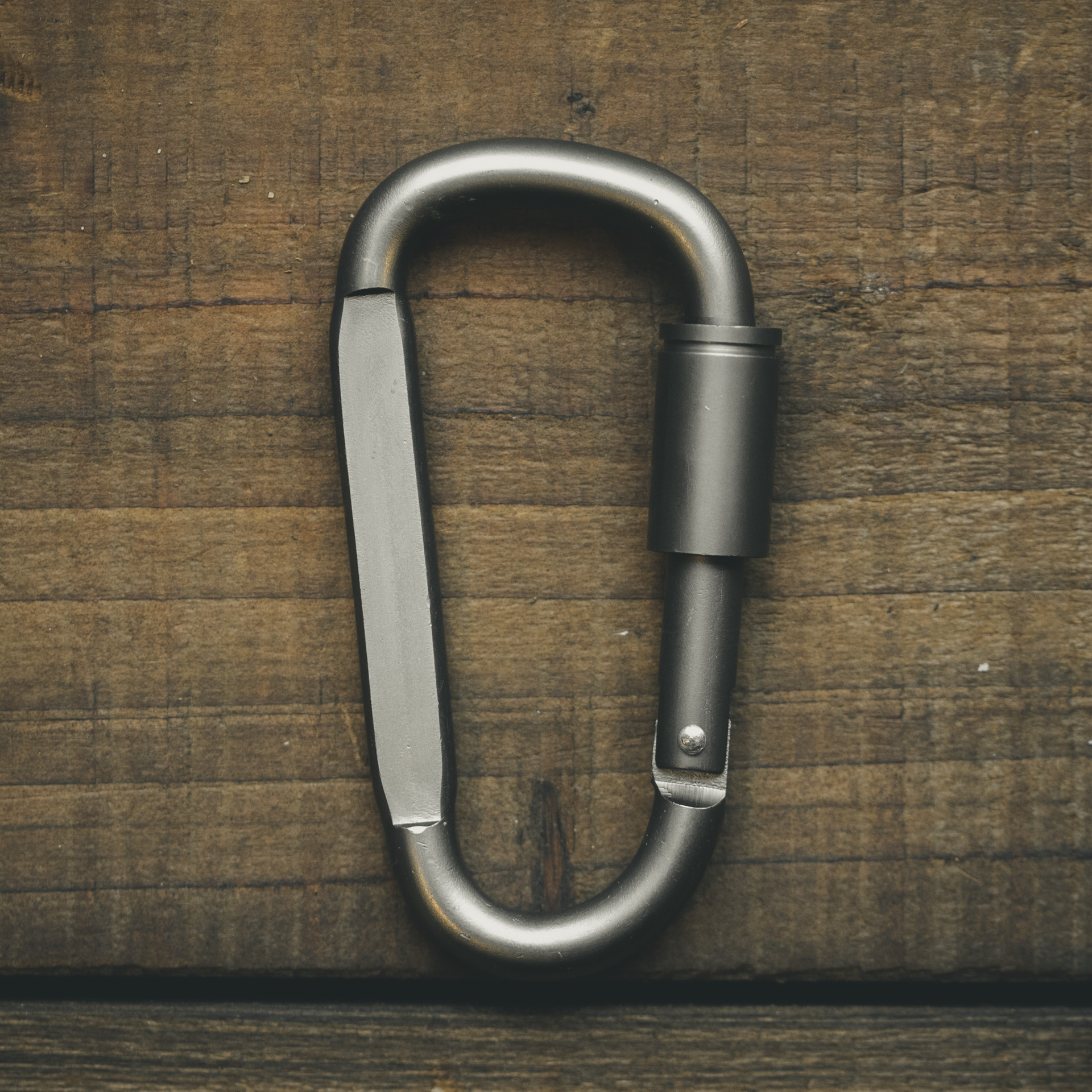 ネジロック式カラビナ 非登山用 カメラバッグ 日常用バッグ 本革腕時計ベルト ビンテージ ミリタリー Wotancraft