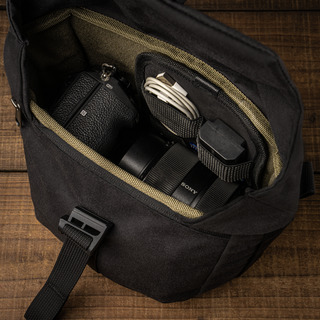 「PILOT UPGRADE」旅行向けカメラバッグ 3.5L